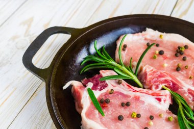 Pan taze çiğ domuz eti biber ile