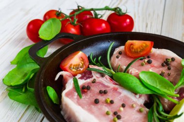 Pan taze çiğ domuz eti biber ile