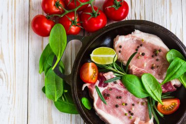 Pan taze çiğ domuz eti biber ile