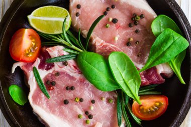 Pan taze çiğ domuz eti biber ile