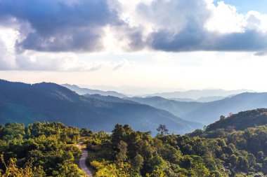 Dağ doruklarına görünümünü. Günbatımı Tayland