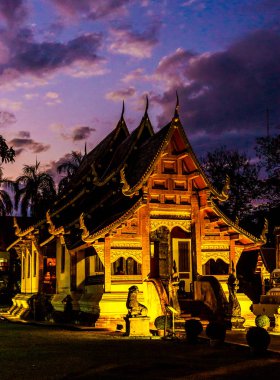 Buda wat ve ışıklar gece, Chiang Mai, Tayland