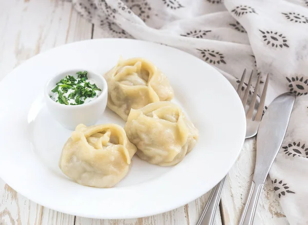 Geleneksel Türk manti ekşi krema sos ile