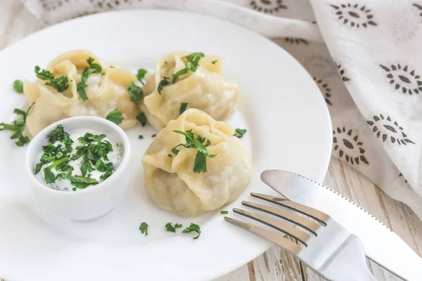 Traditional Turkish manti with sour cream sauce — Stock Photo, Image