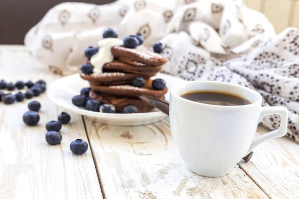 뜨거운 커피와 메 밀 블루베리와 초콜릿 팬케이크 — 스톡 사진