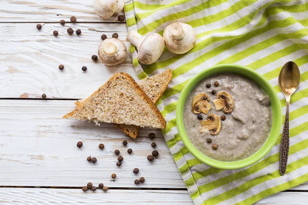 Puree van de paddestoel soep met opgericht, piment, peterselie en champignons — Stockfoto