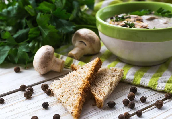 Puree van de paddestoel soep met opgericht, piment, peterselie en champignons — Stockfoto