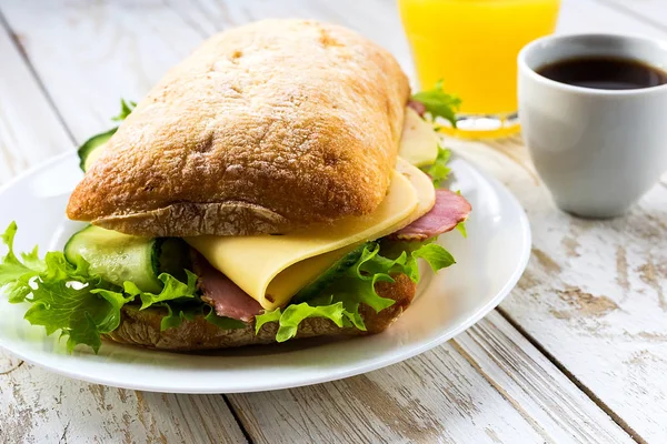 Sandwich Chiabatta, tasse de café et jus d'orange — Photo