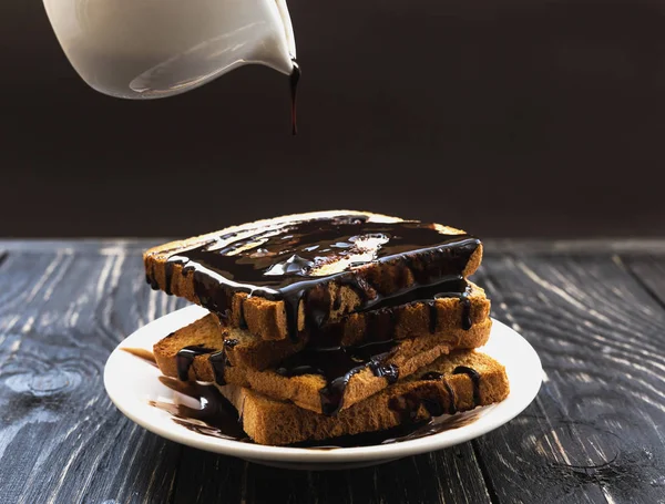 Свіжий тост з гарячим шоколадом, розкладеним на тарілці — стокове фото