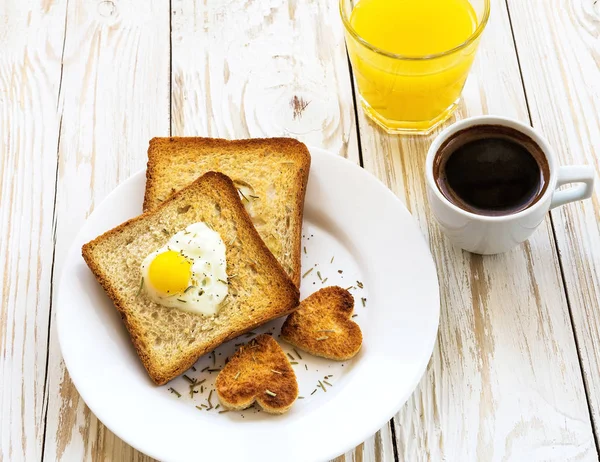Bir kalp şeklinde tost kesme kızarmış yumurta serpilir — Stok fotoğraf