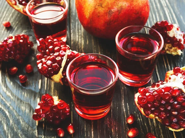 신선한 과일과 민트와 석류 주스 — 스톡 사진