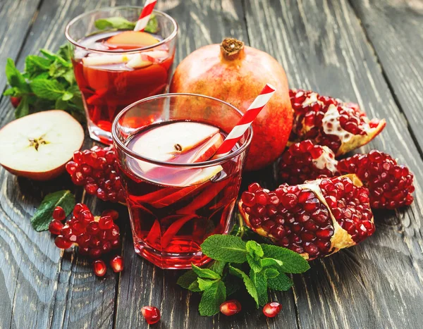 Sangria con manzanas, granada, menta y canela — Foto de Stock