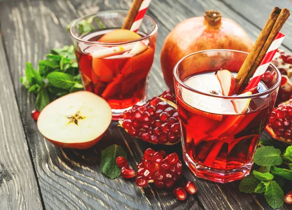 Sangria ile elma, nar, nane ve tarçın