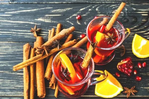 Forró forralt bor, alma, gránátalma, narancs, ánizs és cinn — Stock Fotó