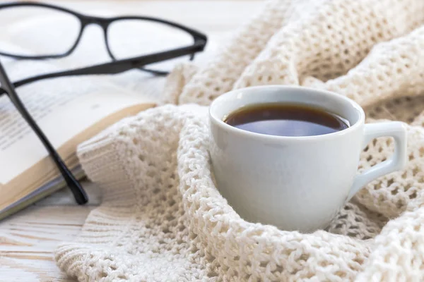 따뜻한 니트 무늬, 안경, 뜨거운 커피와 책의 컵 — 스톡 사진