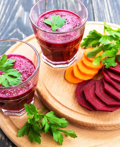 Healthy vegetable smoothie in a glass mug — Stock Photo, Image