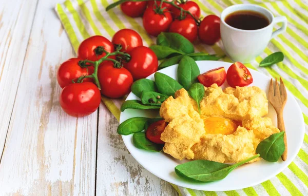 시금치와 체리 토마토와 구운된 계란 오시 니 — 스톡 사진