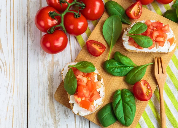 Bruschetta com espinafre e tomate cereja na baguete torrada — Fotografia de Stock