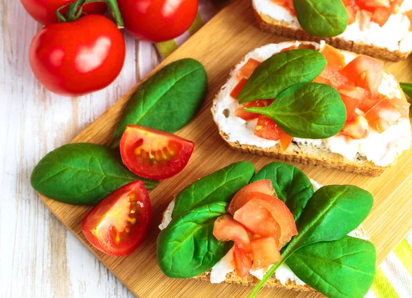 Bruschetta, spenót és a cseresznye paradicsom a pirított bagett — Stock Fotó