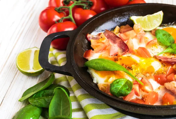Pan smażone jajka, pomidory, boczek, szpinak, cytryna — Zdjęcie stockowe