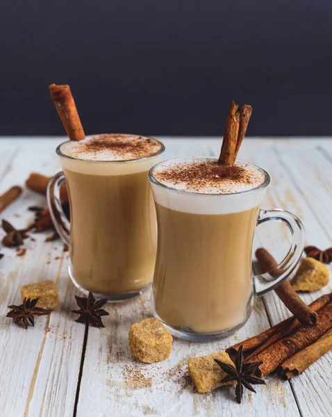 Två koppar cappuccino, anis och kanel — Stockfoto