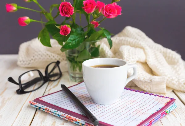 Теплый вязаный жилет, очки, кофе, ноутбук и пенсил — стоковое фото