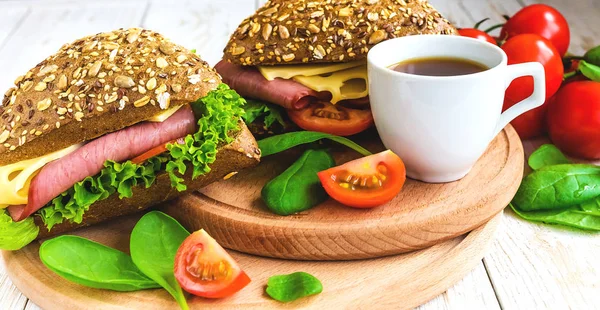 Burger-Sandwich mit Schinken, Käse, Tomaten und Salat — Stockfoto