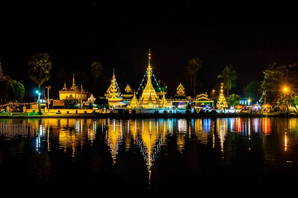 Mae Hong Son, Thajsko - 30 listopadu 2016: Wat Chong Klang a Wat Chong Kham v noci. — Stock fotografie
