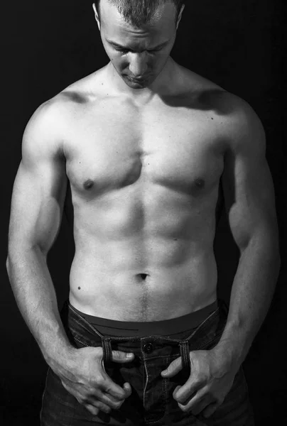 Ung man med starka armar och muskulös manlig torso — Stockfoto