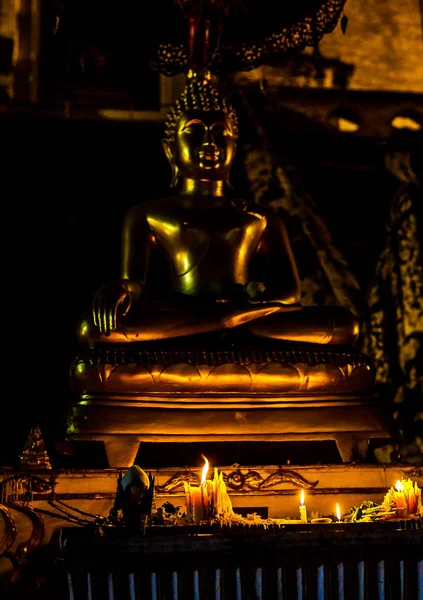 Socha Buddhy a světla v noci, Chiang Mai, Thajsko. — Stock fotografie