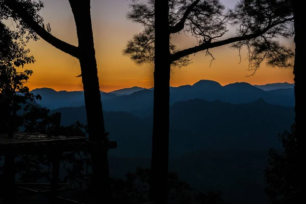 Vista de los picos de montaña. Puesta de sol en Tailandia — Foto de Stock