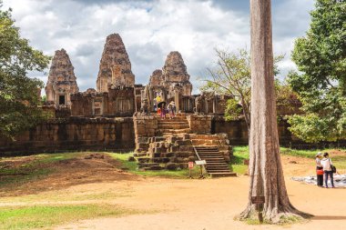 Angkor Wat, Kamboçya - 5 Aralık 2016: Galeri ve turist