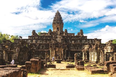 Angkor Wat, Kamboçya - 6 Aralık 2016: Galeri ve turist
