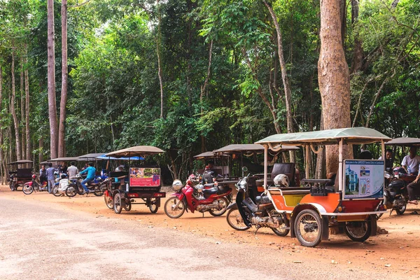 Angkor wat, Kambodscha - 5. Dezember 2016: Händler und Touristen — Stockfoto