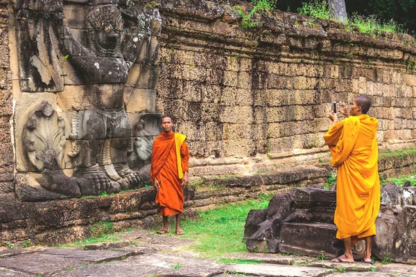 Preah Khan Temple, Buddist szerzetesek így képek. — Stock Fotó