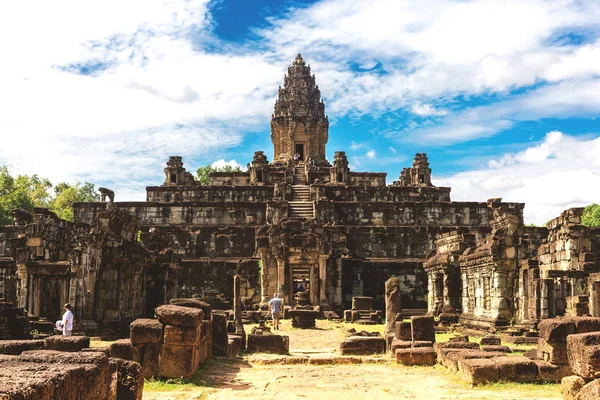 Angkor Wat, Kambodža - 6. prosince 2016: Galerie a turisty — Stock fotografie