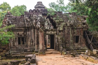 Angkor Wat, Kamboçya - 6 Aralık 2016: Galeri ve turist