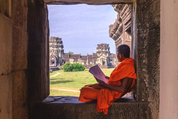 Angkor Wat, kambodzsai - 2016. December 7.: Szerzetes olvasó — Stock Fotó