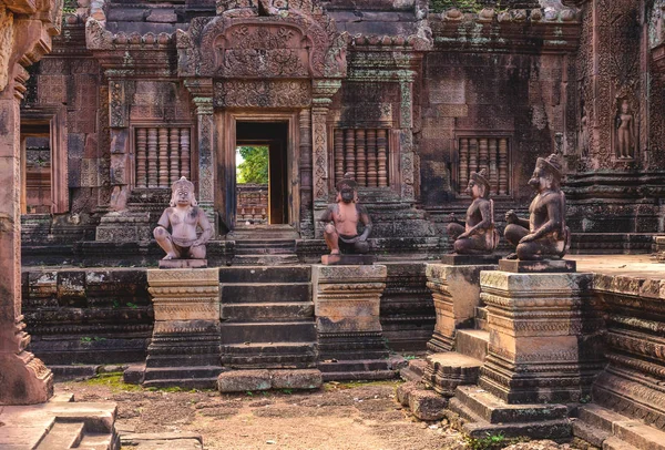 Torre y galerías en Banteay Srei, Siem Reap, Camboya . —  Fotos de Stock