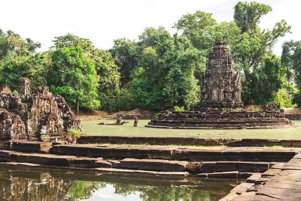 Angkor Wat, Kambodža - 6. prosince 2016: Galerie a turisty — Stock fotografie