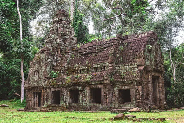 Turm, riesige Bäume und Galerien im Preah Khan Tempel — Stockfoto