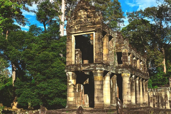 Torony, a hatalmas fák és a galériák Preah Khan templomban — Stock Fotó