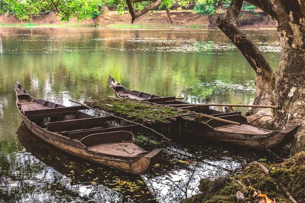 Oude houten vissen Canoë-kayak, Siem Reap, Cambodja. — Stockfoto