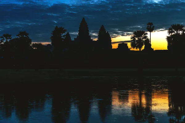 Zonsopgang bij Angkor Wat tempel. Twillings tijd. Cambodja — Stockfoto