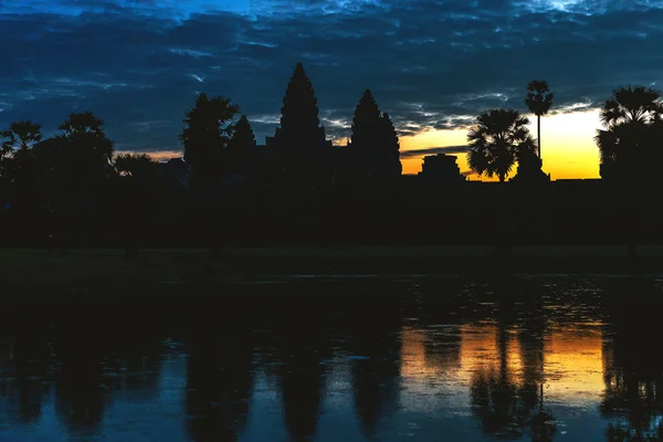 Angkor Wat Tapınağı'nda gündoğumu. Twillings zaman. Kamboçya — Stok fotoğraf