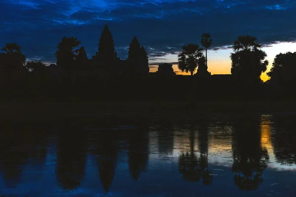 Ανατολή του ηλίου στο ναό Angkor Wat. Twillings χρόνο. Καμπότζη — Φωτογραφία Αρχείου