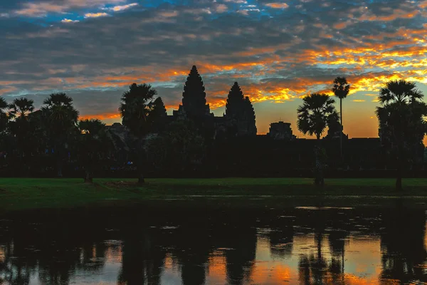 Angkor Wat Tapınağı'nda gündoğumu. Twillings zaman. Kamboçya — Stok fotoğraf