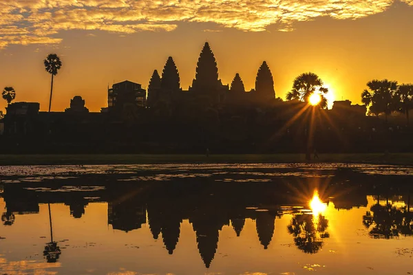 Восход солнца в храме Ангкор Ват. Время твиллингов. Камбоджа — стоковое фото
