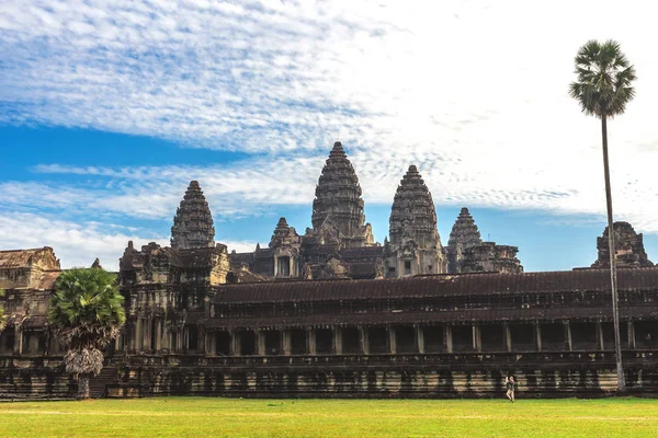 Башня и галереи храма Ангкор Ват по утрам — стоковое фото