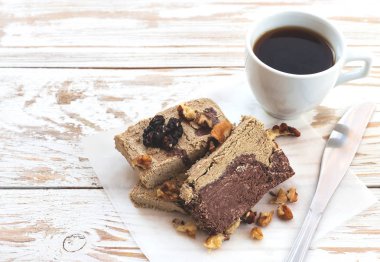 Çikolata ve kahve ile mermer susamlı helva